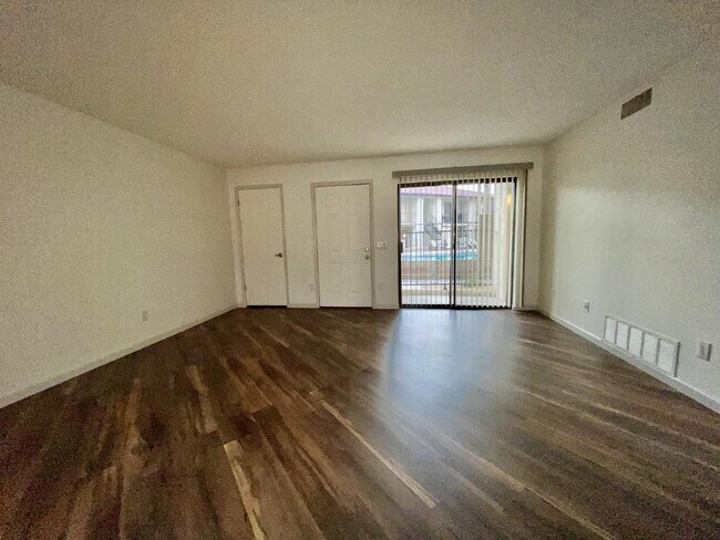 Foto del edificio - Gated community with a pool, 2 bed 1 bath ...
