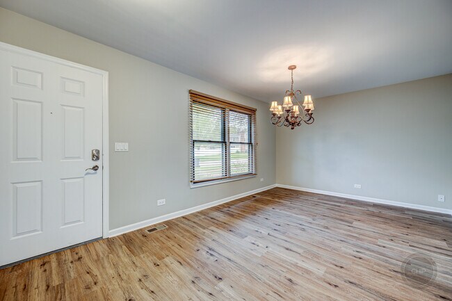 Building Photo - 4 N Birchwood Dr