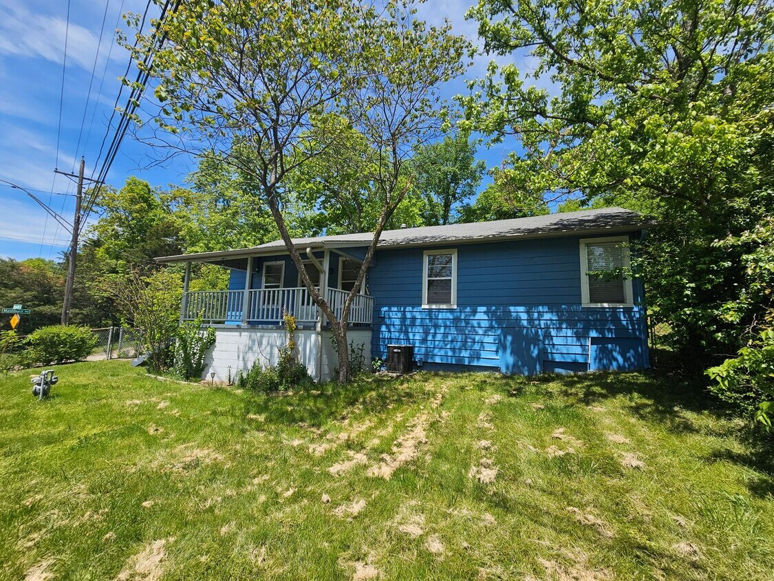 Primary Photo - NIce remodeled 2 bedroom home close to dow...