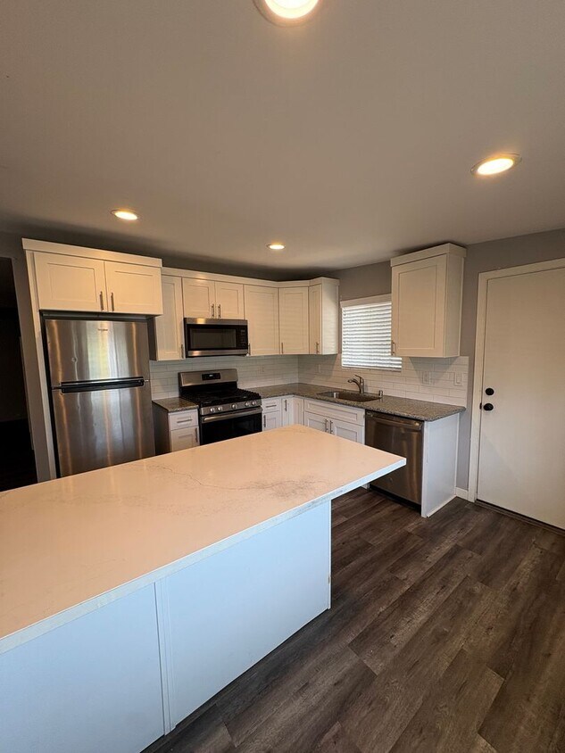 Foto principal - 4477 Hilltop Dr
