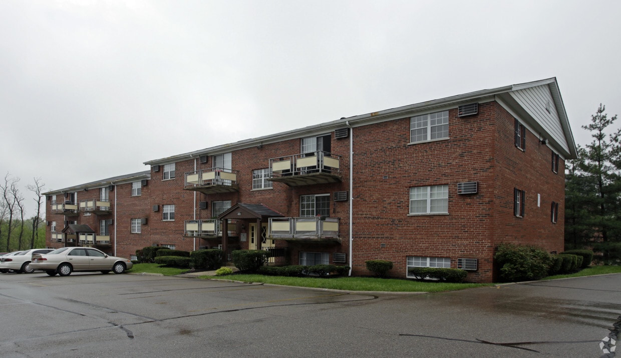 Primary Photo - Oaks Apartments