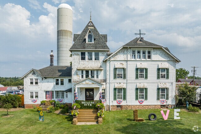 Enjoy curbside pick-up at Snyder’s Farm and grab your favorite Jersey fresh veggies, along with local honey, jams, ketchup, salsas, and more.