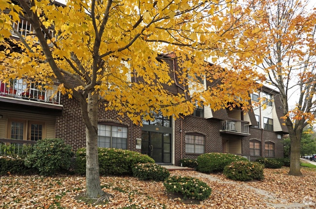 Building Photo - Green Plaza