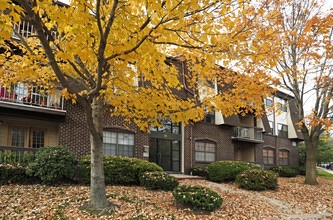 Building Photo - Green Plaza
