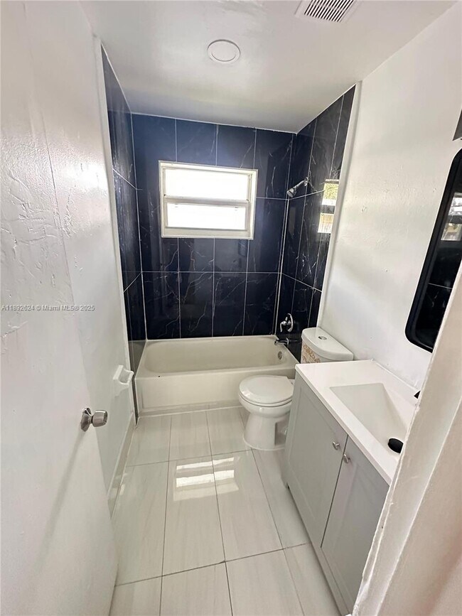 Foto del edificio - 5303 NW 18th Ct