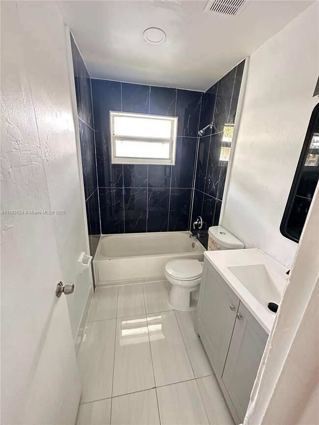 Building Photo - 5303 NW 18th Ct