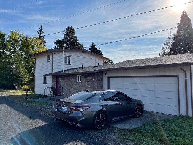 Building Photo - BEAUTIFUL THREE BEDROOM AT SILVER LAKE