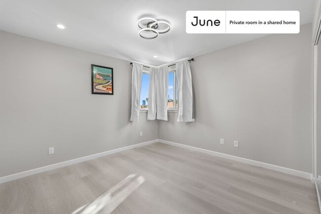Building Photo - Private bedroom in 5 bed/5 bath Home