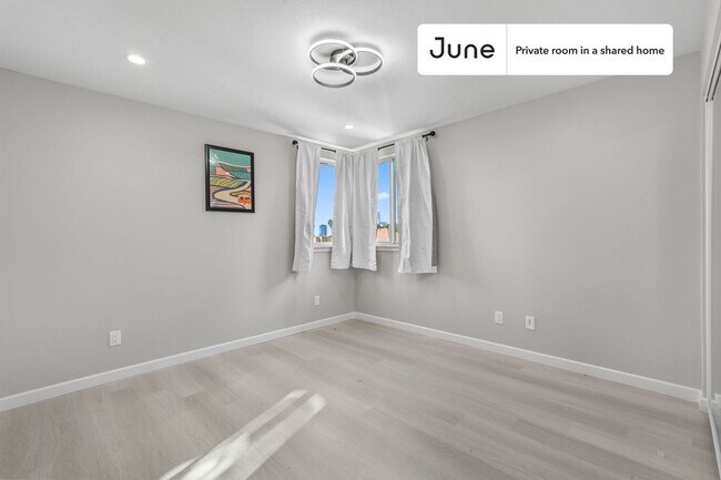 Foto del edificio - Room in Shared 5 bed/5 bath home in Boyle Heights
