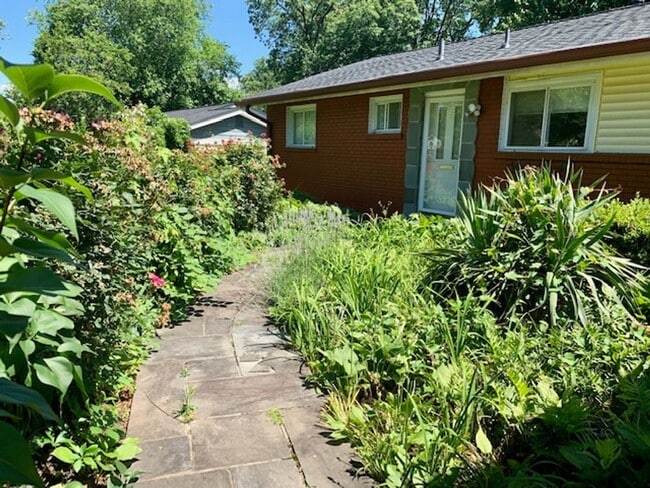 Building Photo - Light filled 2 BR plus 2 rooms, 2 FB including one in finished basement. Great location