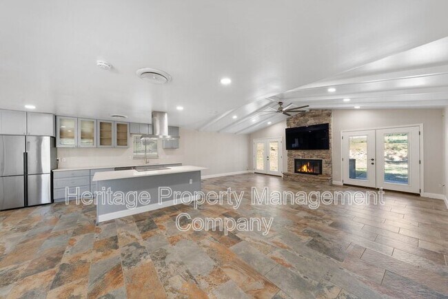 Building Photo - 640 Crest Ln