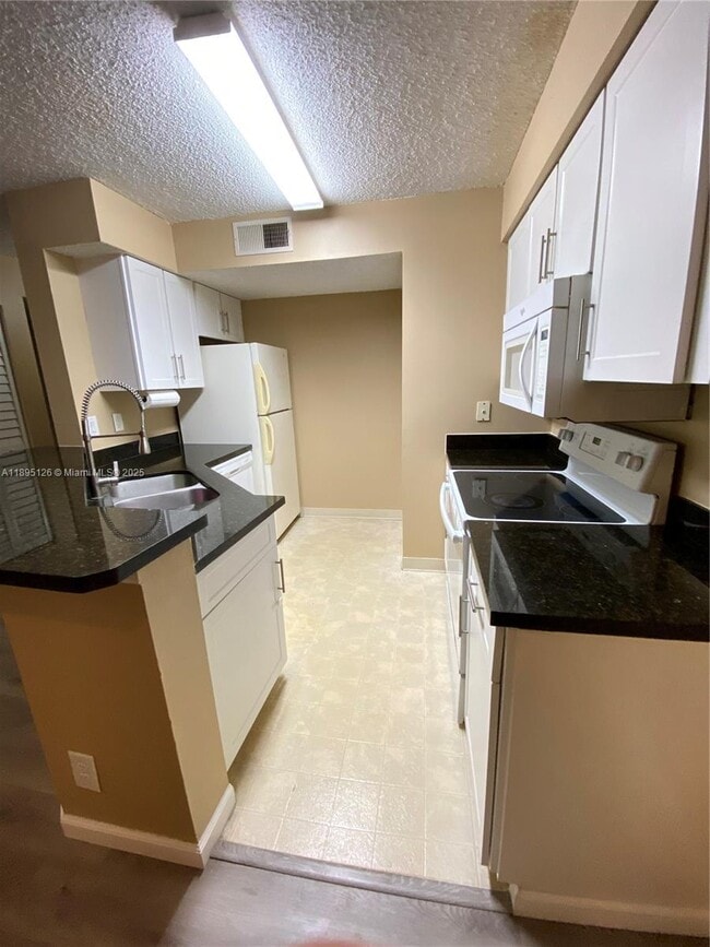 Foto del edificio - 9999 Summerbreeze Dr