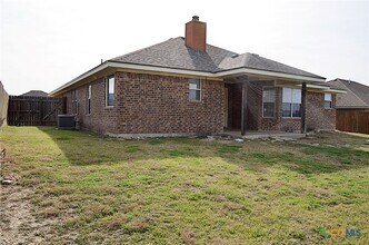 Building Photo - 2105 Merle Dr