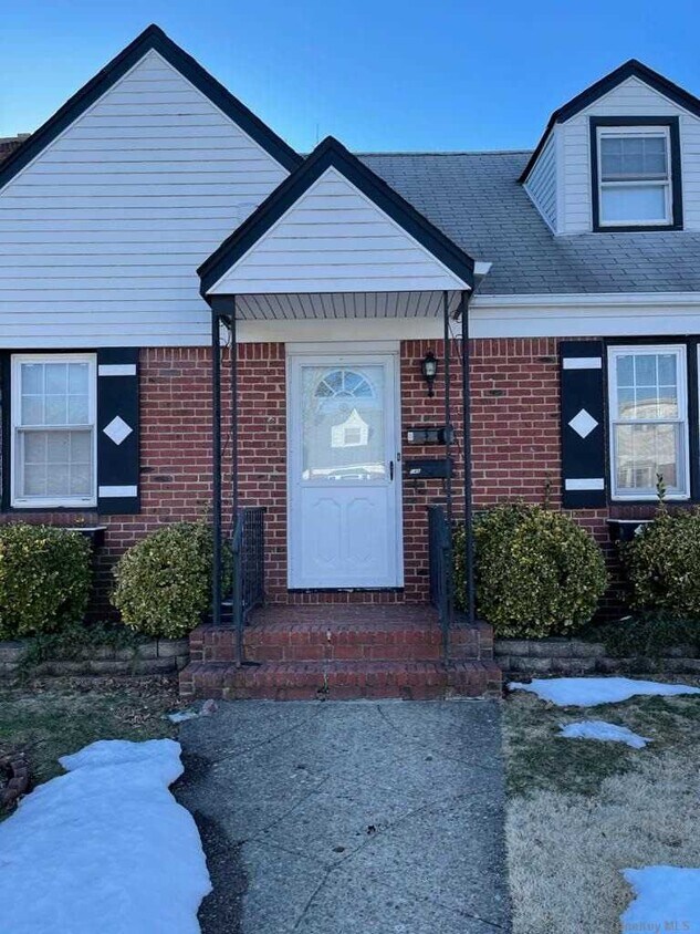 Primary Photo - 146 Colonial Ave