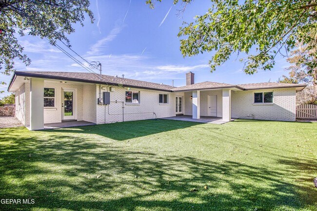 Building Photo - 1210 La Cruz Dr