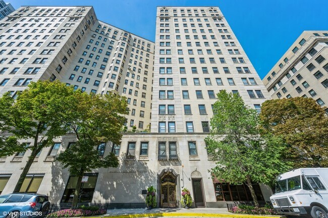 Building Photo - 2000 N Lincoln Park West St