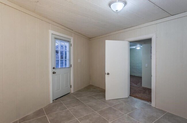 Foto del edificio - Eclectic 3 Bedroom 1 Bathroom with 2 Offices/Hobby Room