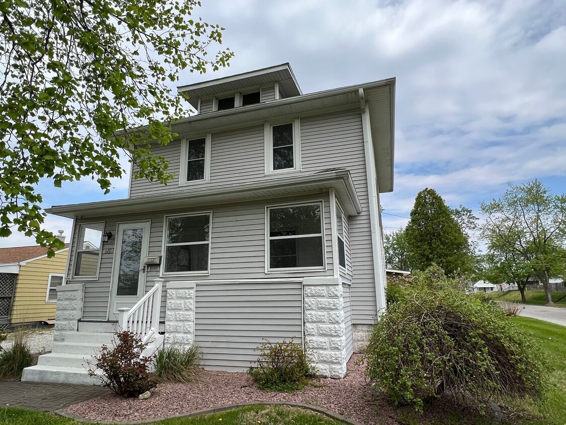 Primary Photo - Three bedroom two and a half bath home for...