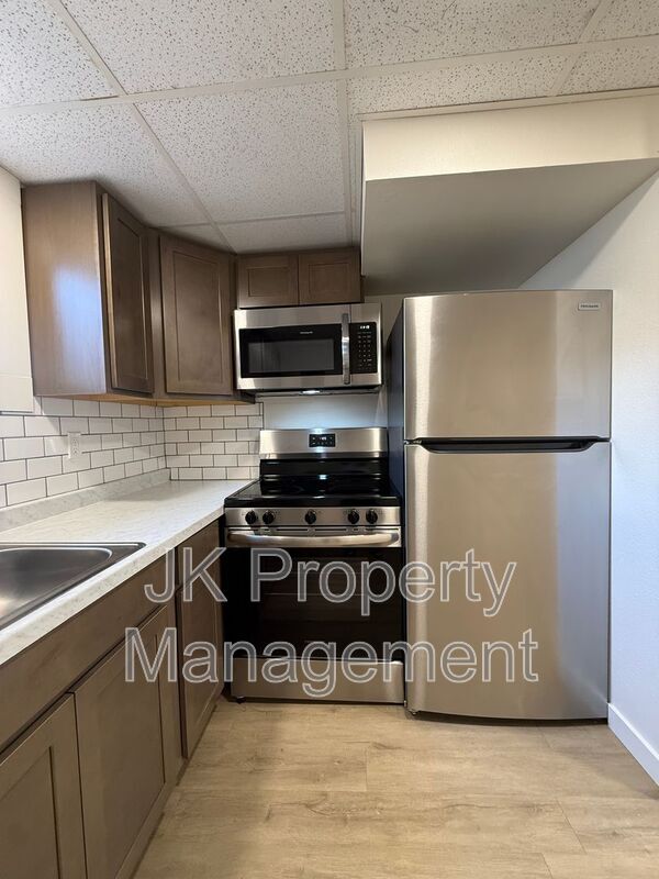 Building Photo - 2006 6th St NE