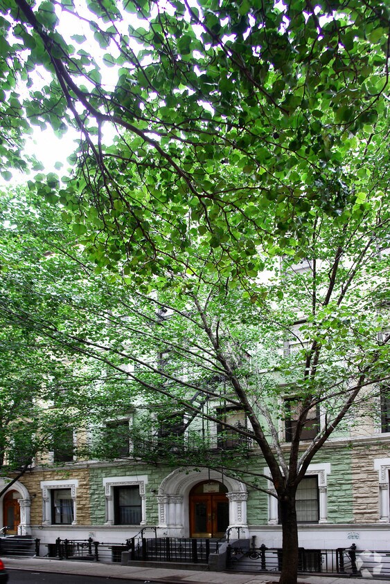 Building Photo - 230 W 24th St