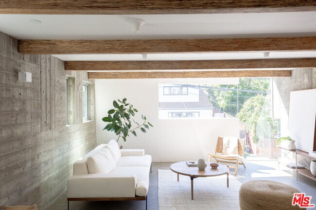 Foto del edificio - 8870 Wonderland Ave