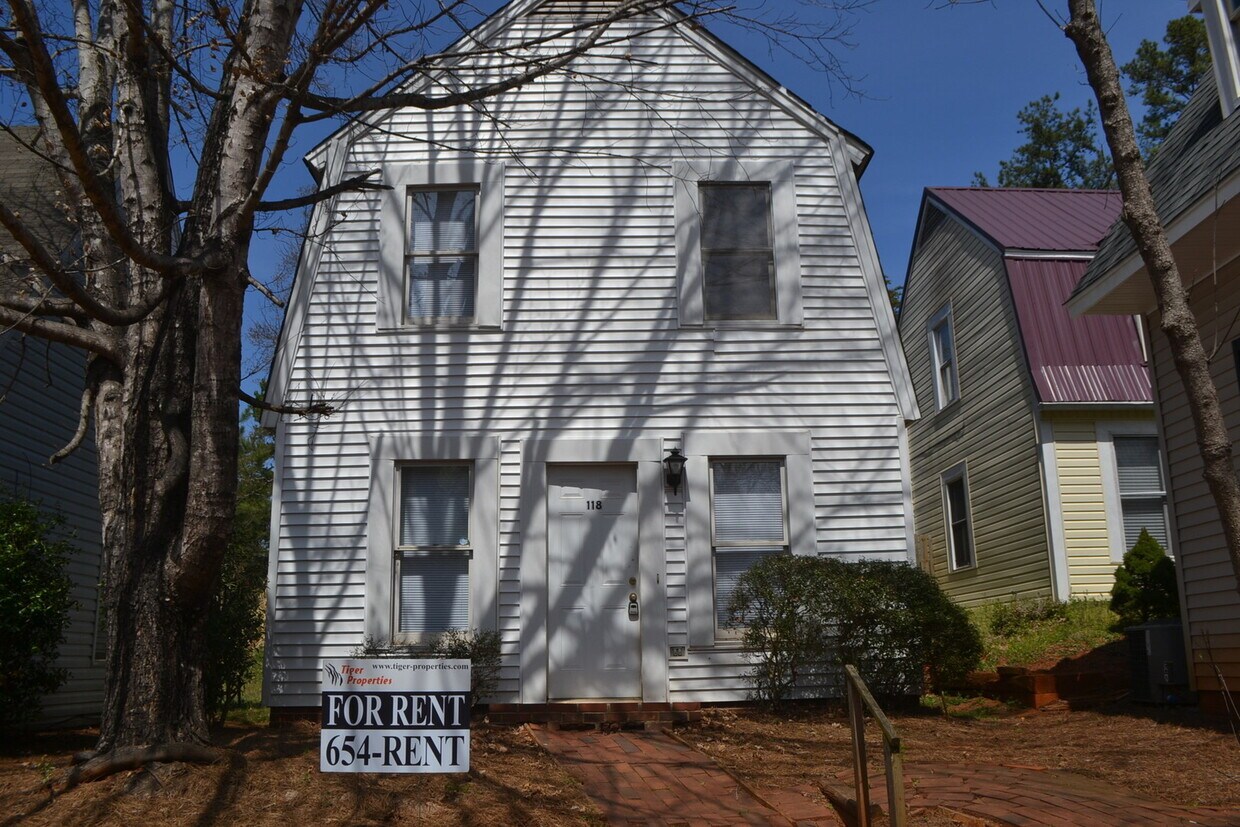 Foto principal - 2 Bedroom House in Central Available Fall 2026