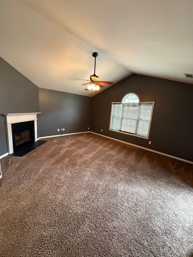 Building Photo - Comfort Meets Convenience — Move-In Ready!