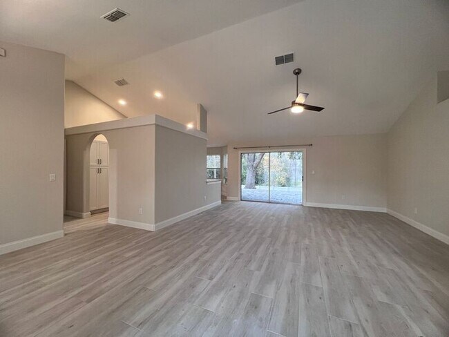 Building Photo - 847 High Pointe Cir