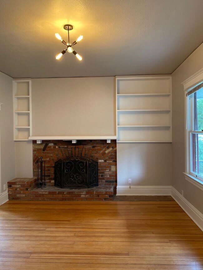 Building Photo - Beautiful Cottage 3 bed/2 bath Near Downtown!
