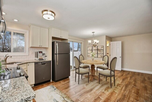 Building Photo - 206 Kinsley St