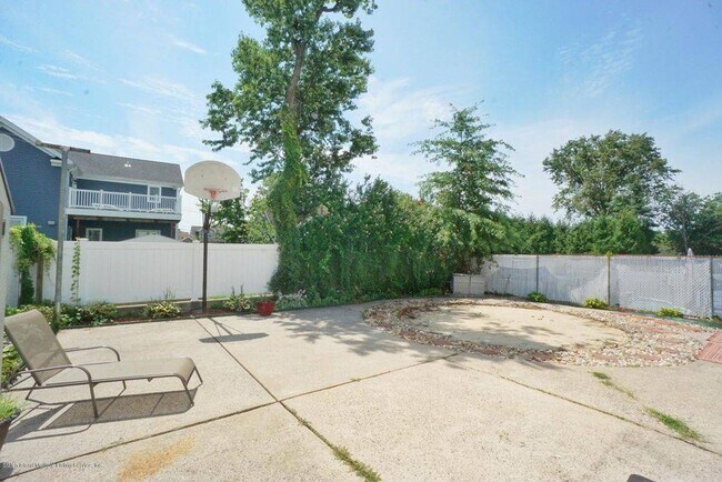 Building Photo - 208 Kirshon Ave