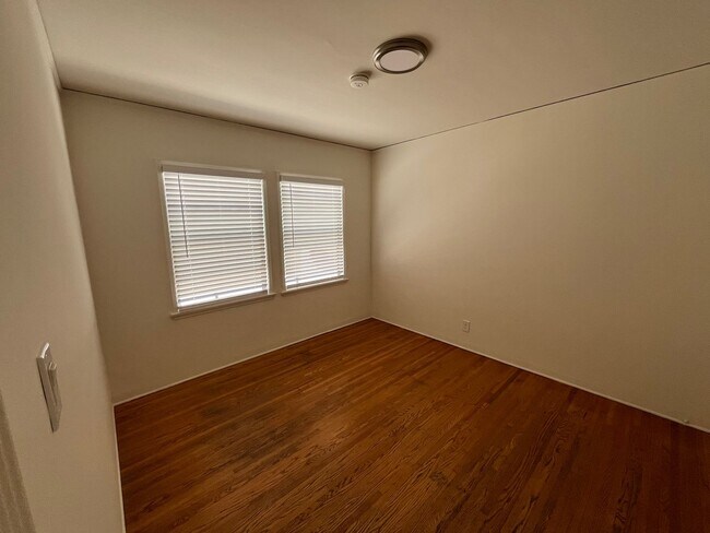 Foto del edificio - 820 N Edinburgh Ave