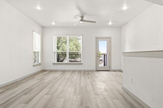 Foto del edificio - * MOVE IN SUMMER 7/31/2027 * 5 Bed 5.5 Bat...