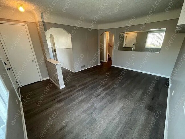 Foto del edificio - 14805 Russell Ave