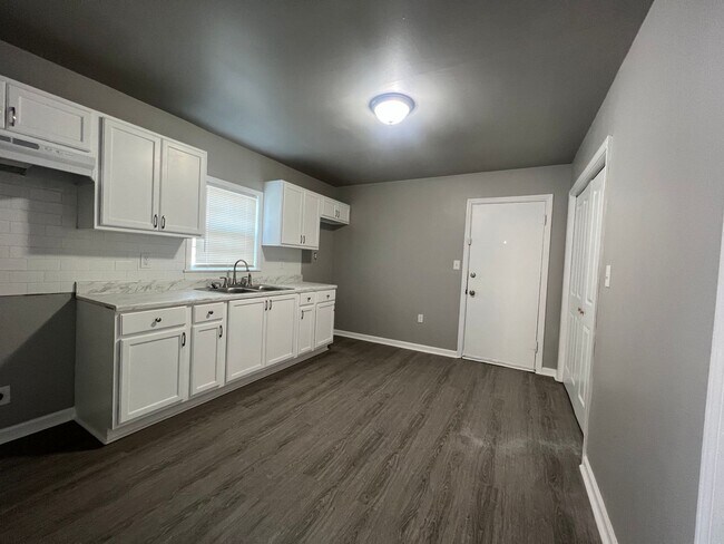 Building Photo - Cute 2 bedroom