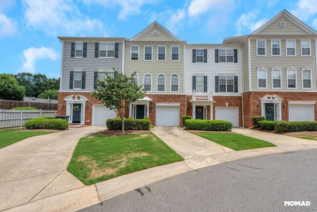 Foto del edificio - Southpark Townhome near the Greenway