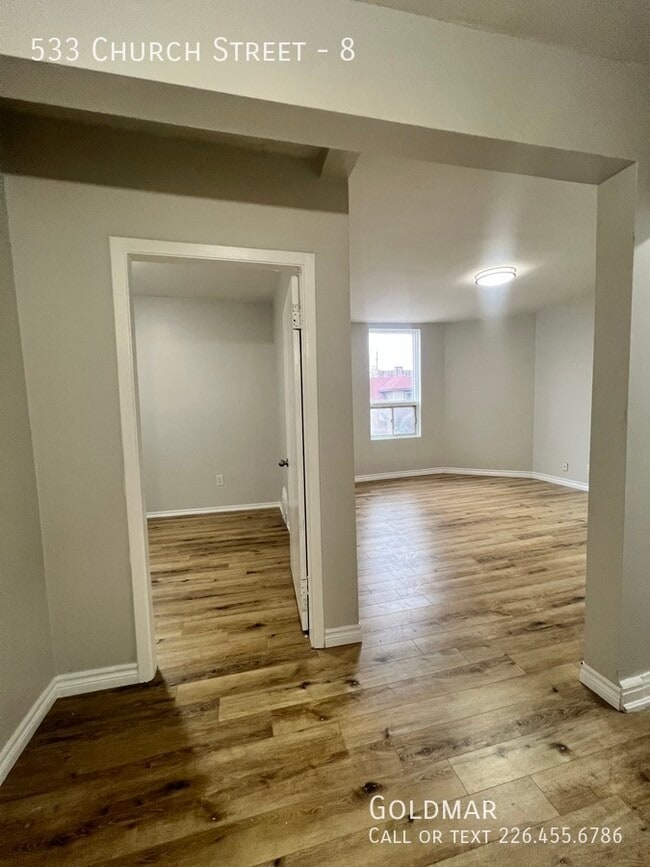 Building Photo - 1 Bedroom With Private Balcony Located Close to Downtown