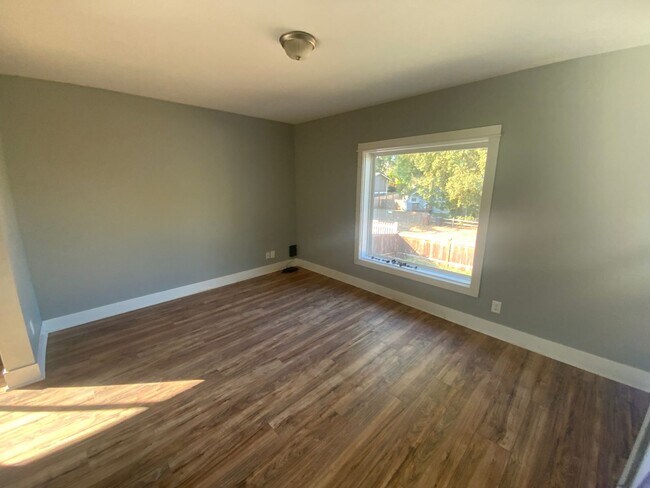 Building Photo - *** NEW RENT SPECIAL - $750 OFF FIRST MONT...