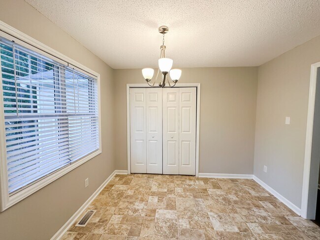 Foto del edificio - Cozy Corner 3 Bedroom Home!