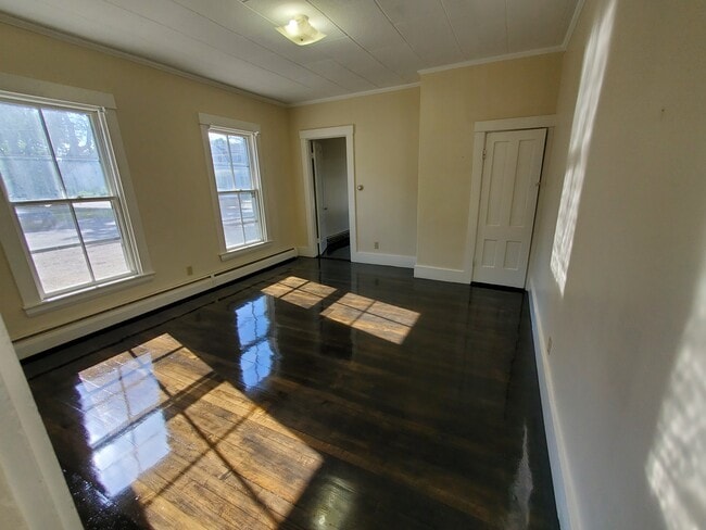 La sala de estar recibe el sol de la mañana. - 484 Main St