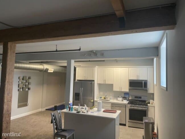 Building Photo - 1 br, 1 bath Condo - 396 Roosevelt Ave