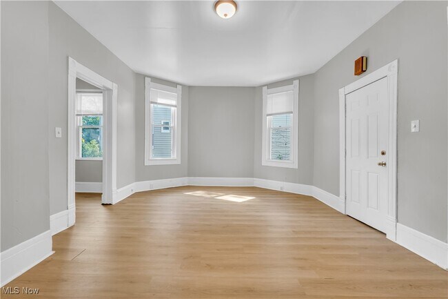 Building Photo - 1345 W 61st St