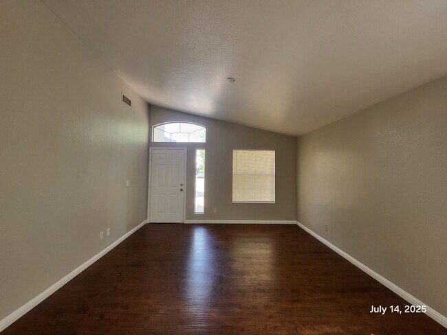 Foto del edificio - 634 Holly Bush Ct