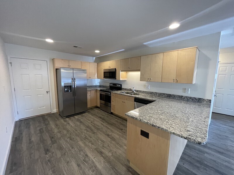 Foto del edificio - Duplex for Rent in peaceful settingnear De...