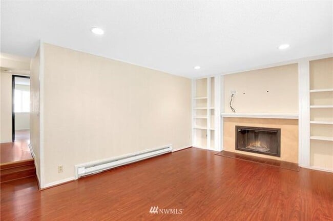 Building Photo - Location, Location, Location 3-bedroom Sammamish Bluffs Condo