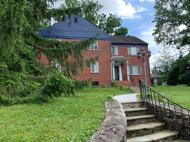 Building Photo - 2207 Sulgrave Ave
