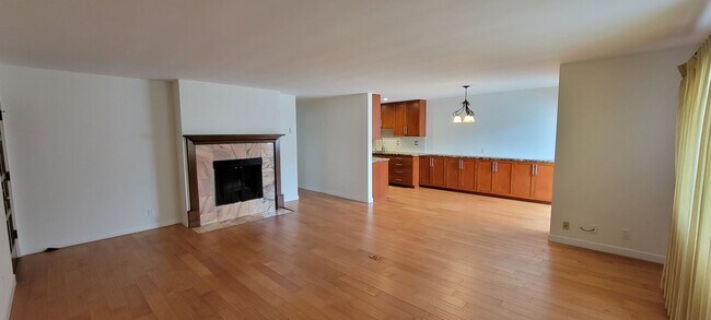 Building Photo - Elegant Condo in the Wilshire-Montana area...