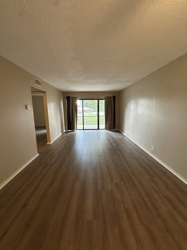 Foto del edificio - 1855 Poplar Woods Cir W
