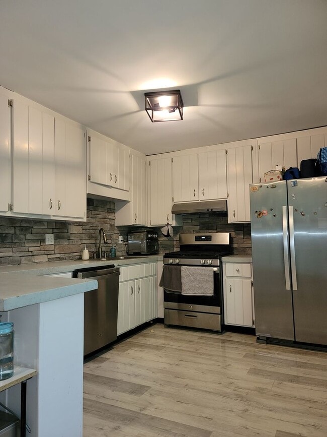 Building Photo - 4 Bed/2 Bath w/ Huge Basement Minutes from...