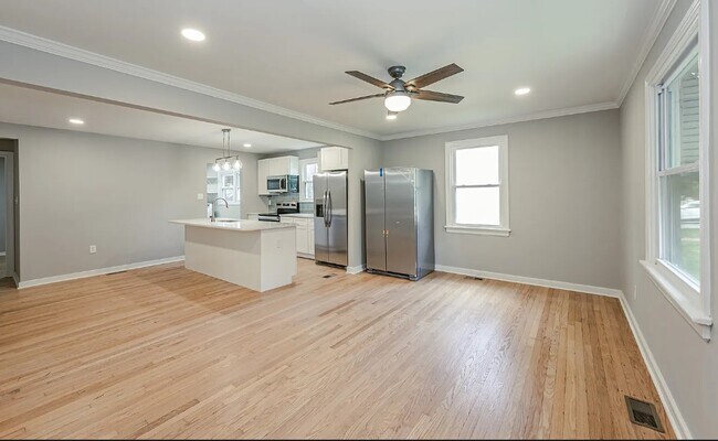 Building Photo - 1404 Landis Dr